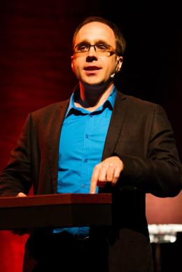 Lors de mon passage au TEDXUdeS en 2012. Je parlais ici de mon dragon magique qui se trouvait dans la boîte! 